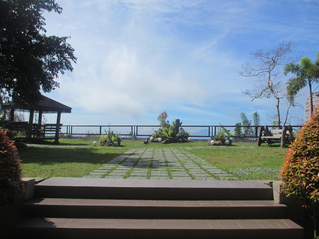 The Theodore Hotel Tagaytay City Esterno foto