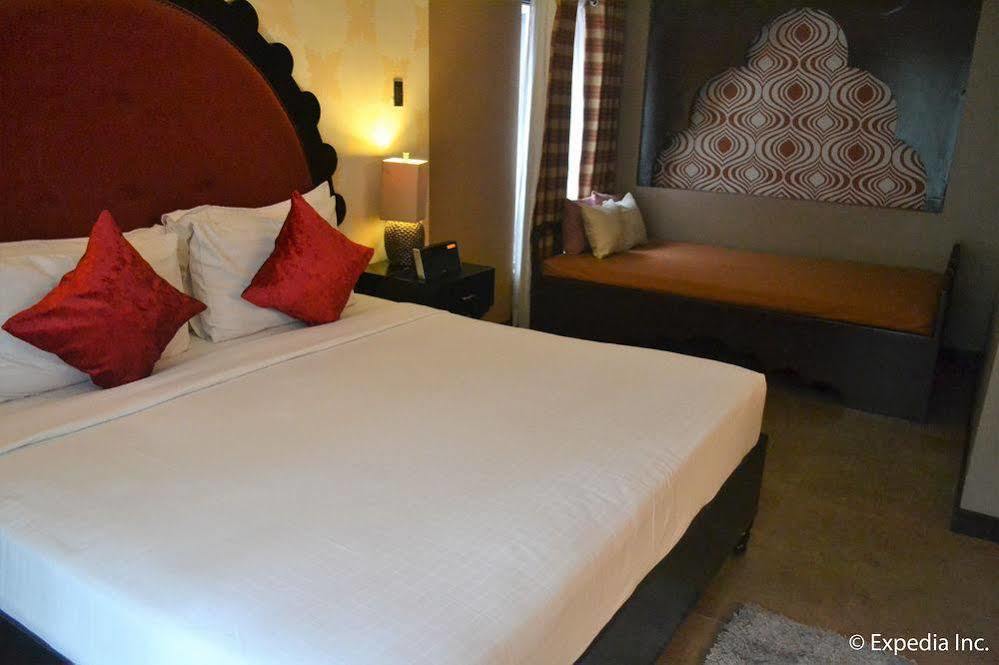 The Theodore Hotel Tagaytay City Esterno foto